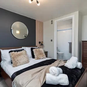 Urban Oasis: Heart Of By Train Apartment